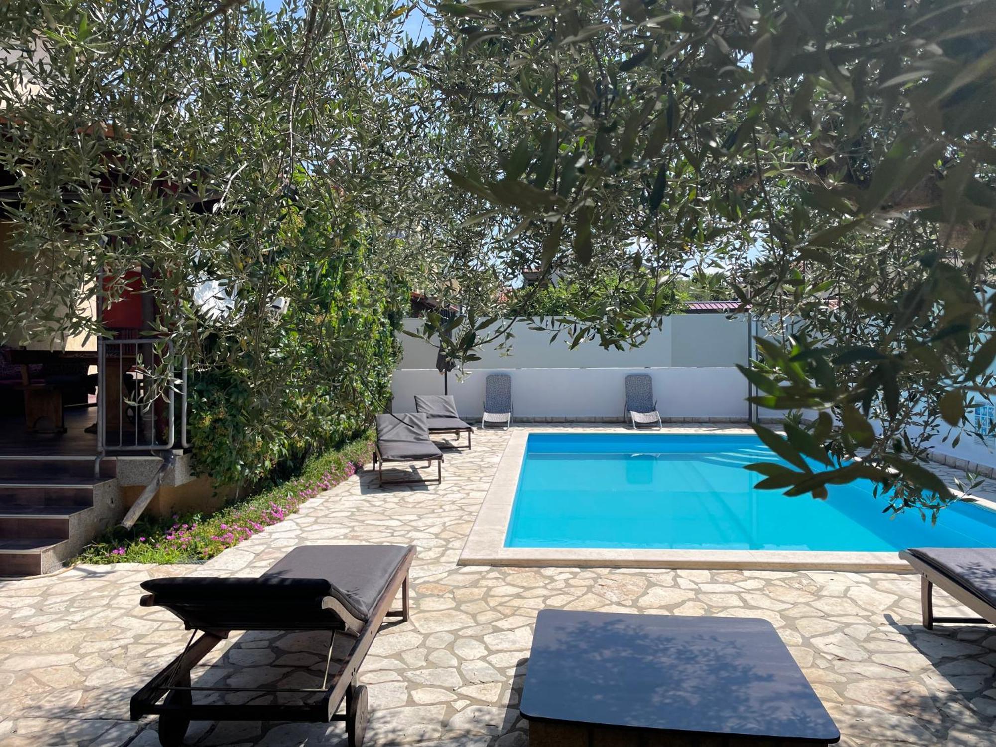 Fabris With Pool And Location Near Sea *