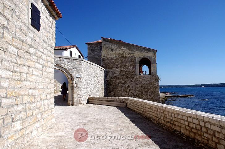 Fabris With Pool And Location Near Sea *