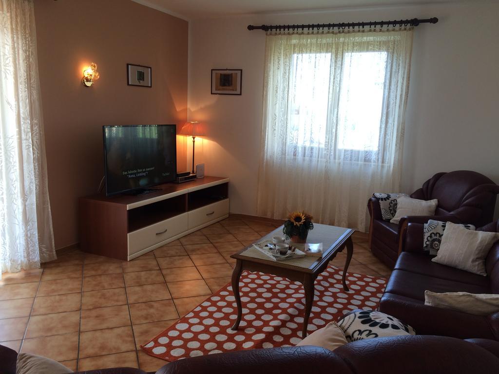 Apartment Fabris With Pool And Location Near Sea